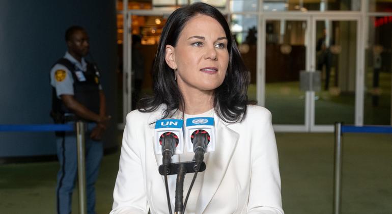ARCHIVO: Annalena Baerbock, presidenta el octogésimo período de sesiones de la Asamblea General de las Naciones Unidas, se dirige a los periodistas tras su elección.